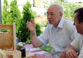 Микола Азаров