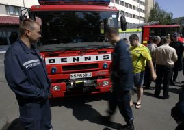 Сотрудники МЧС рассматривают английскую пожарную машину