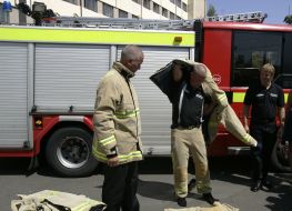 Демонстрация английской пожарной униформы