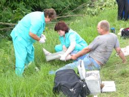 Doctors give first help to a victim