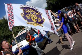 The girl in the form of flight attendants with flag