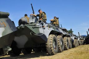 Бойцы морской пехоты Украины на БТР 