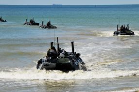 Бойцы морской пехоты Украины на БТР