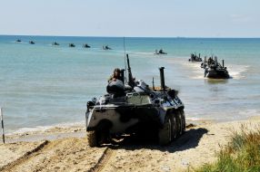 Бойцы морской пехоты Украины на БТР