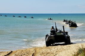 Бойцы морской пехоты Украины на БТР