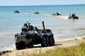 Бойцы морской пехоты Украины на БТР