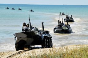Бойцы морской пехоты Украины на БТР