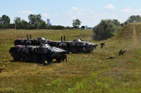 Бойцы морской пехоты Украины на БТР 