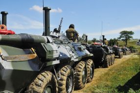 Бойцы морской пехоты Украины на БТР 