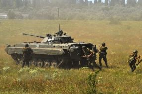 Бойцы морской пехоты Украины на БМП-2