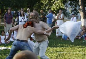 Бій подушками