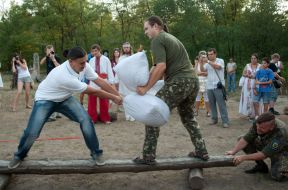 Мужчины бьются подушками