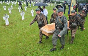 Перезахоронение останков воинов