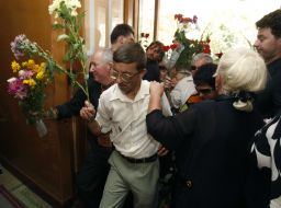 Люди идут на церемонию прощания