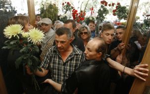 Люди идут на церемонию прощания