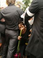 Люди идут на церемонию прощания