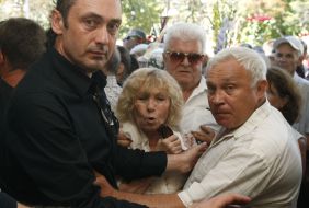 Люди идут на церемонию прощания