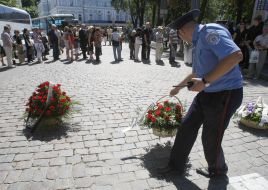 Милиционер ставит цветы