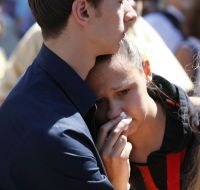 Люди плачут на церемонии прощания с Богданом Ступкой