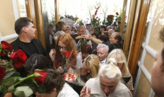 Люди идут на церемонию прощания