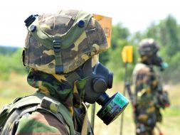 Солдат в протигазі