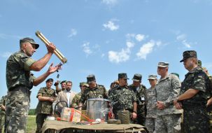 Сапер демонструє саморобні вибухові пристрої