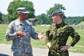 Американський та канадський військовослужбовці