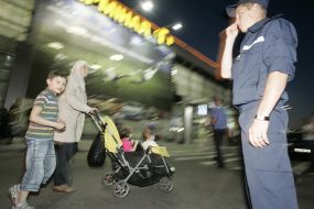 Сотрудник МЧС встречает украинцев