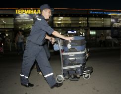 Сотрудник МЧС везет багаж