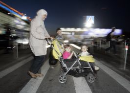 Женщина с детьми