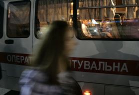 Девушка проходит возле спецавтомобиля МЧС