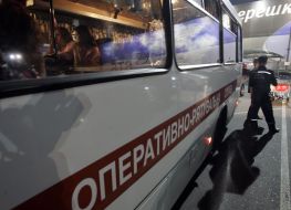 Сотрудник МЧС возле автомобиля