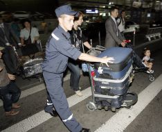 Сотрудник МЧС везет багаж