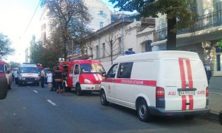 Автомобили МЧС и скорой помощи