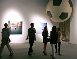 Посетители рассматривают экспонаты