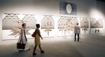 Посетители рассматривают экспонаты