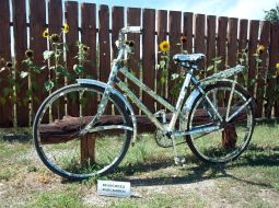 A sculpture of bicycle