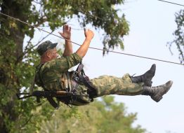 Боєць під час подолання смуги перешкод