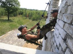 Боєць під час подолання смуги перешкод