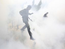 Боєць під час подолання смуги перешкод