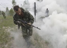 Боєць під час подолання смуги перешкод
