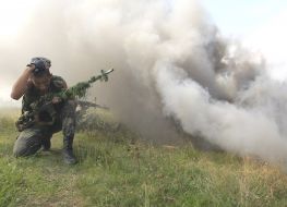 Боєць під час подолання смуги перешкод