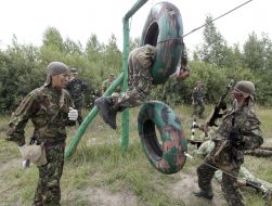 Бійці під час подолання смуги перешкод
