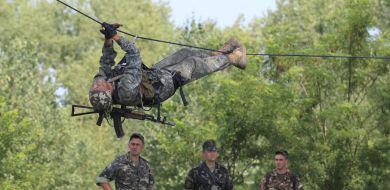 Боєць під час подолання смуги перешкод