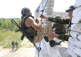 Боєць під час подолання смуги перешкод