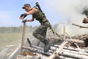Боєць під час подолання смуги перешкод