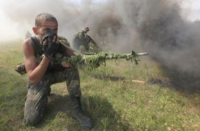Боєць під час подолання смуги перешкод