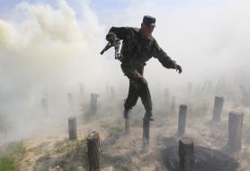 Боєць під час подолання смуги перешкод