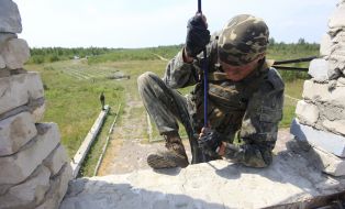 Боєць під час подолання смуги перешкод