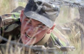 Боєць під час подолання смуги перешкод